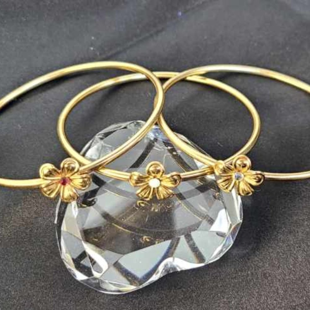 3 Bangles with flowers - Gold Tone
